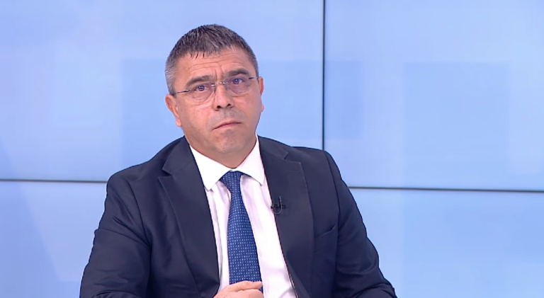 Вътрешният министър прехвърли вината за погрома пред Народния театър на директора му