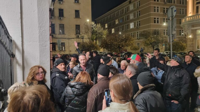 Артисти и хора на изкуството се събират пред Народния театър в защита на културата и свободата на словото