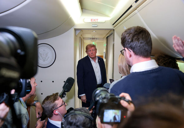 Тръмп продължава саморазправата със CNN, блокира достъпа ѝ до Air Force One
