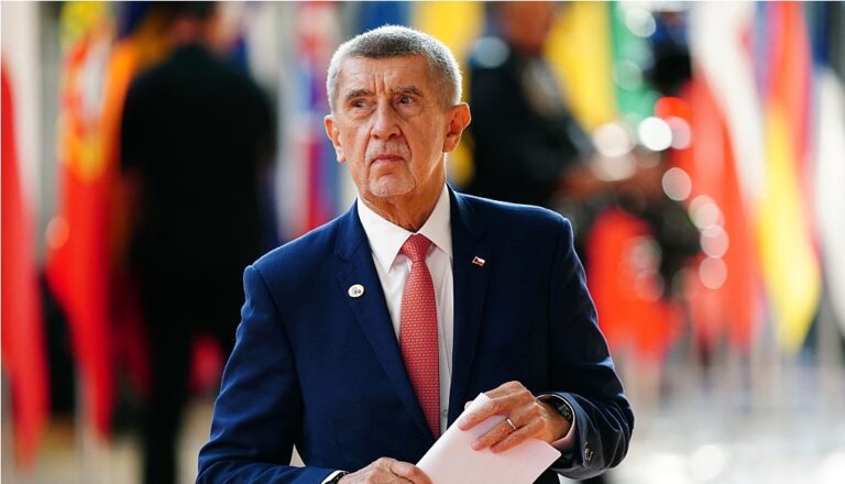 След Фицо и чешкият премиер Андрей Бабиш пристига в София