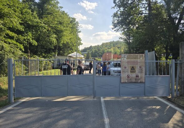 Пожарът в склада на „ЕМКО“ е започнал отвътре, но не е ясно какво го е предизвикало