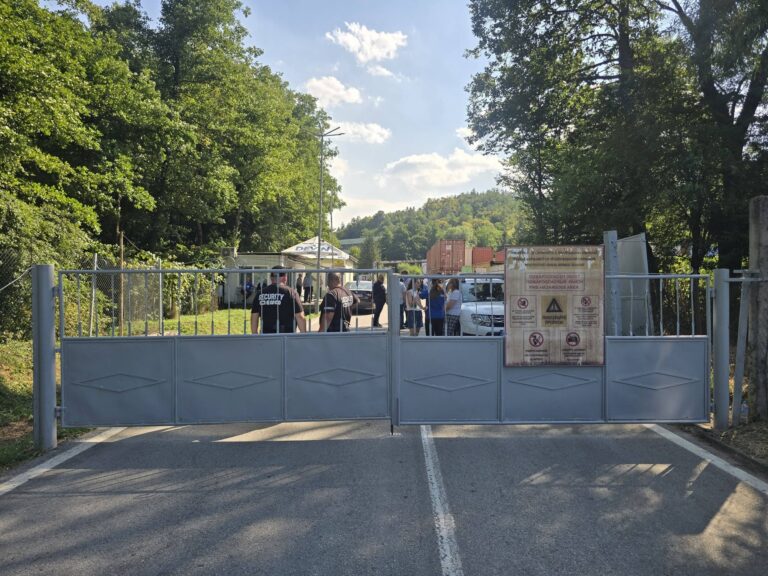 Пожарът в склада на „ЕМКО“ е започнал отвътре, но не е ясно какво го е предизвикало