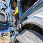Камион спука гума и едва не удари кола в насрещното на Подбалканския път