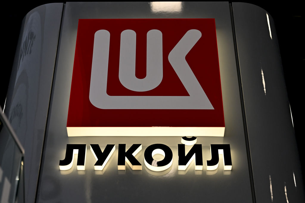 Украински атаки спряха всички големи рафинерии на „Лукойл“ в Русия