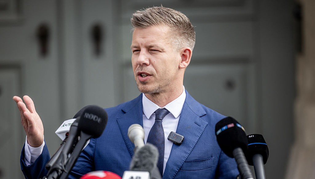 Унгарският премиер Петер Мадяр остана без имунитет заради хвърлен в Дунав телефон