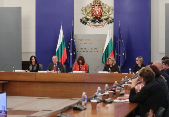 Минималната заплата ще има долна и горна граница, но решението за размера ѝ ще се взима от правителството