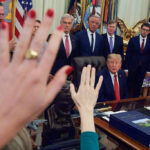 CNN, MS NOW и Politico съдят администрацията на Тръмп заради забраната за достъп до Белия дом