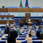 Парламентът заседава извънредно