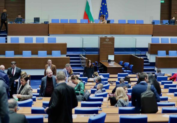 Парламентът заседава извънредно