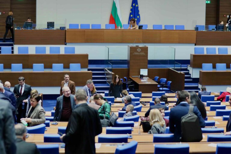 Парламентът заседава извънредно