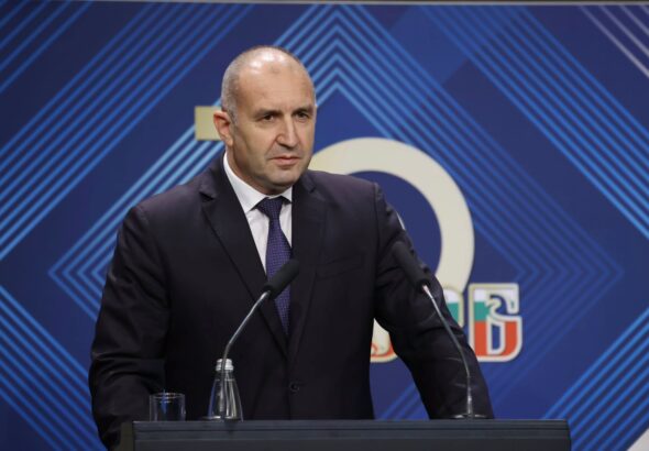 Радев забранява рекламата на хазарт и светлините на казината