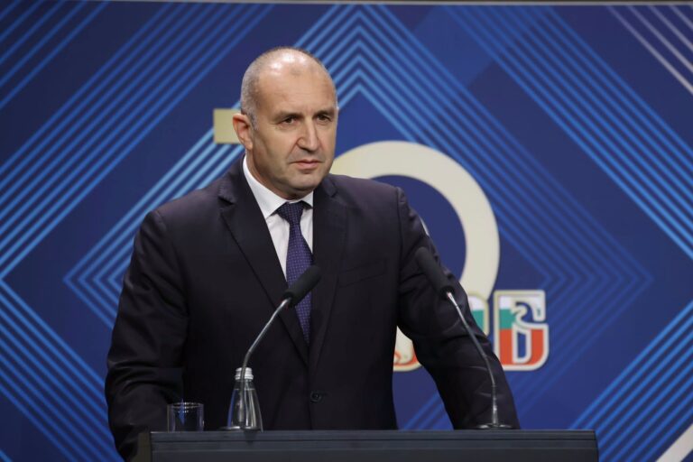 Радев забранява рекламата на хазарт и светлините на казината