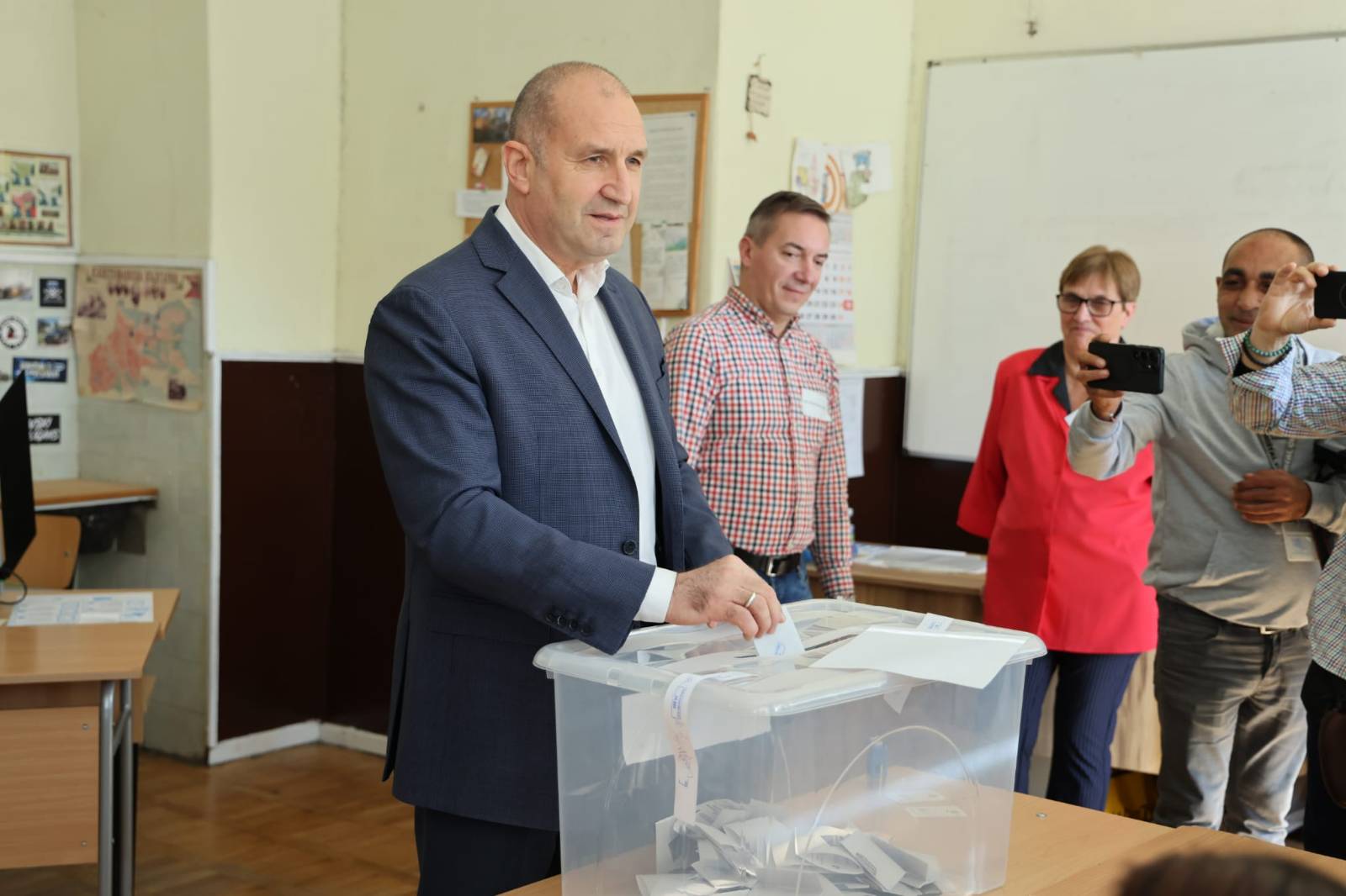 Убийствата най-вероятно ще продължат, прогнозира Румен Радев в изборния ден