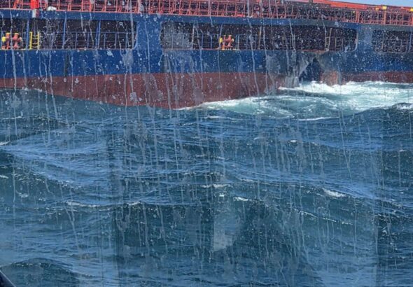 Бурното море спря операцията по изтеглянето на „Челси-3“ към Бургас