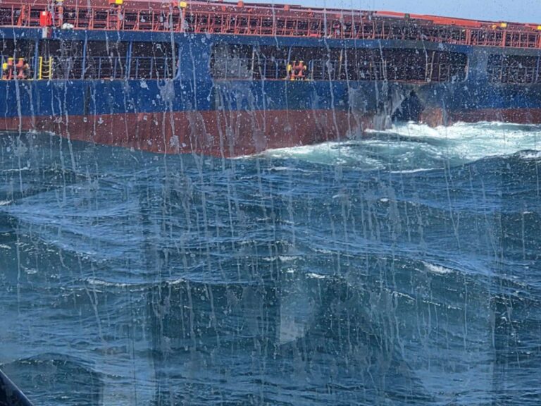 Бурното море спря операцията по изтеглянето на „Челси-3“ към Бургас