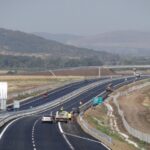 Пожар пламна на 27 км от АМ "Тракия" и затрудни движението