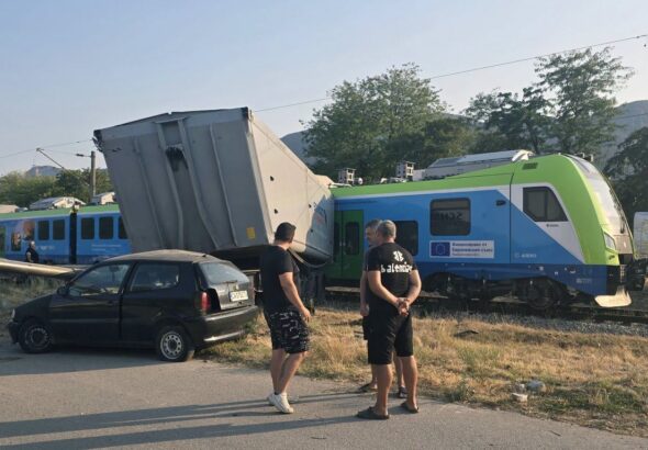 Един от новите влакове на БДЖ се вряза в камион край Враца