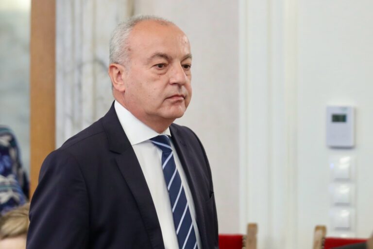 660 евро минимална заплата от догодина и 680 евро през 2028 г. предлага Гълъб Донев