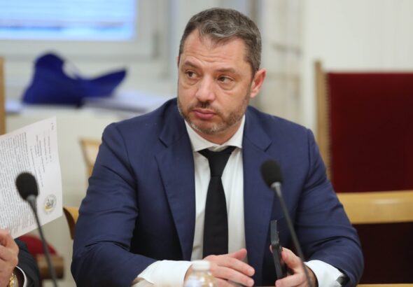 Делян Добрев предизвика Борисов: Мълчанието за президентския вот показва "срамна слабост и нерешителност"