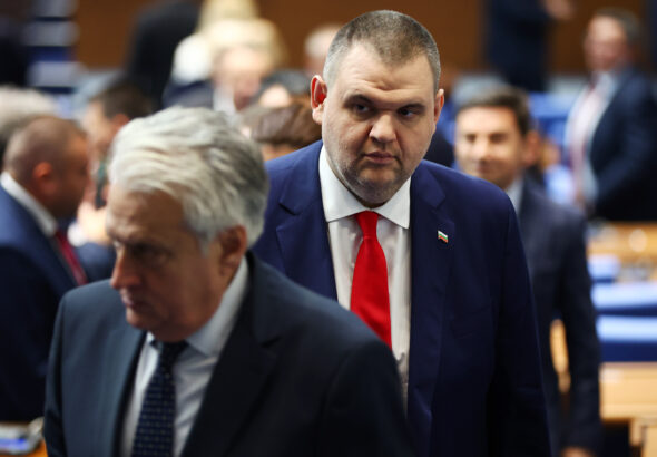 Пеевски иска изслушване на Демерджиев за парите от мантинелите и частните полети
