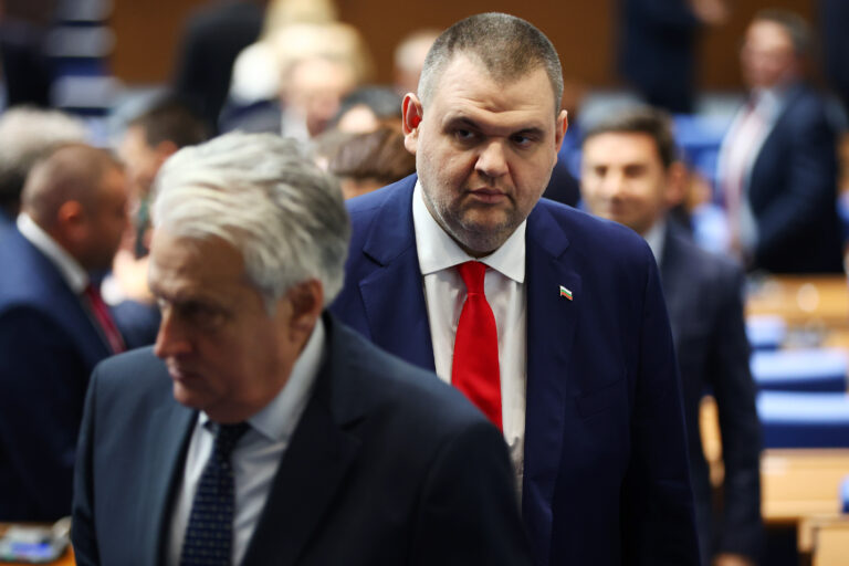 Пеевски иска изслушване на Демерджиев за парите от мантинелите и частните полети