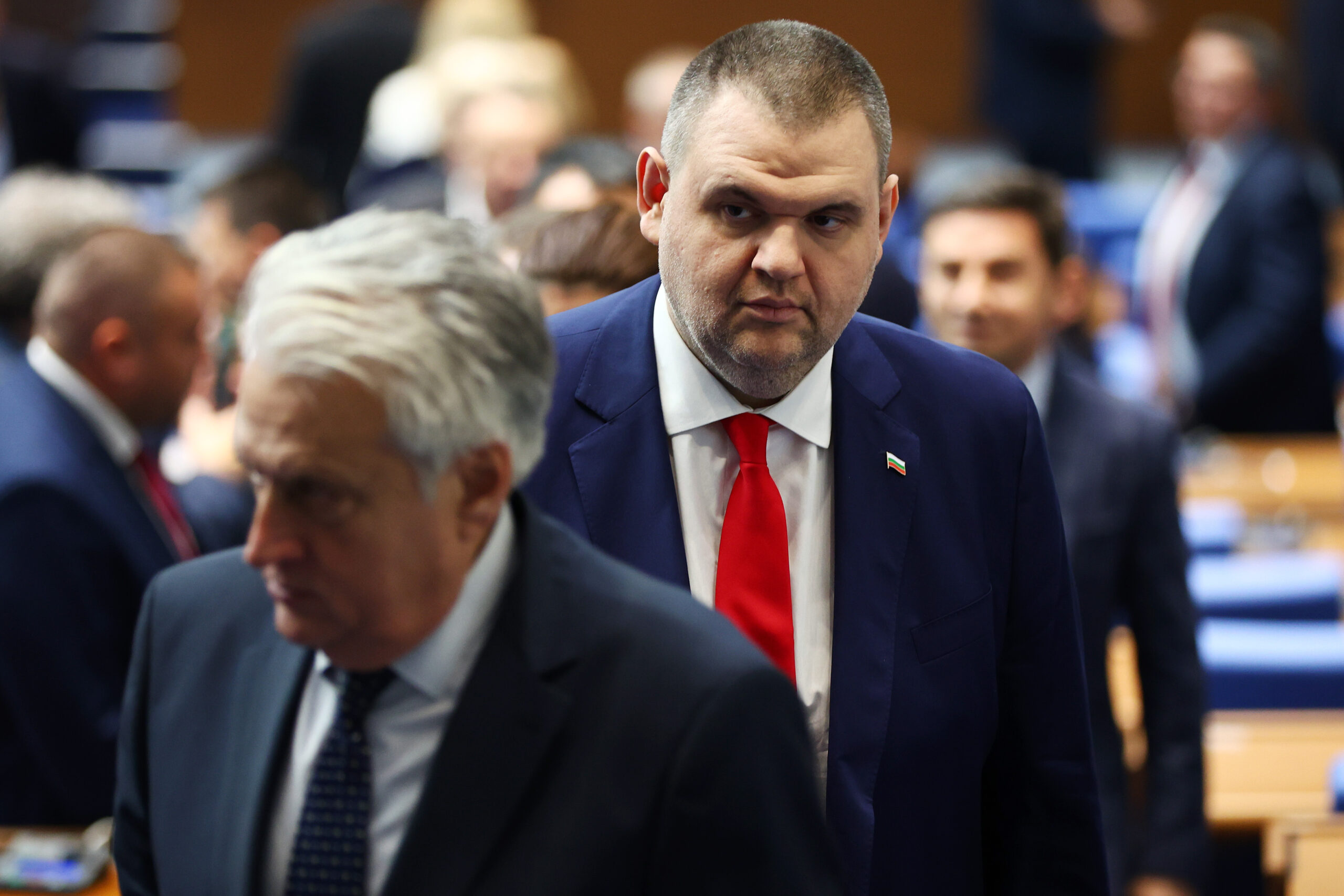 Пеевски иска изслушване на Демерджиев за парите от мантинелите и частните полети
