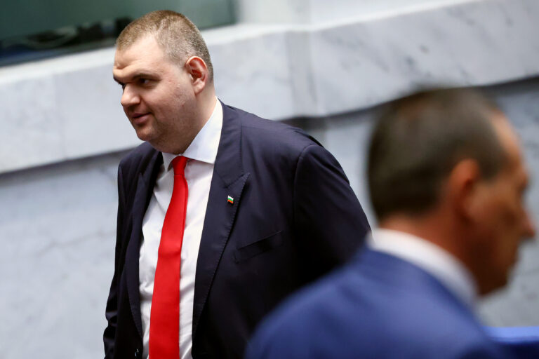 Пеевски обяви, че дава Демерджиев на "прокуратурата за клевета" и ще го качва на "космически кораб"