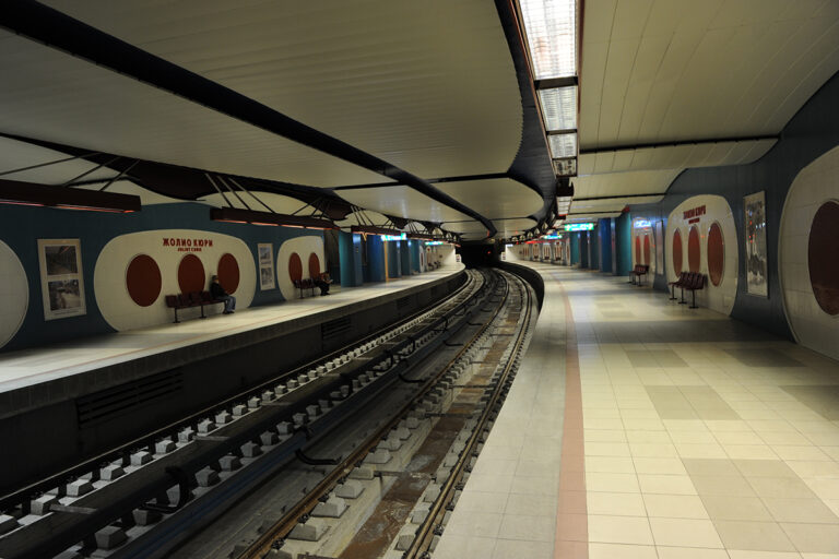 83-годишен мъж почина, след като беше открит с множество наранявания на метростанция „Жолио Кюри“