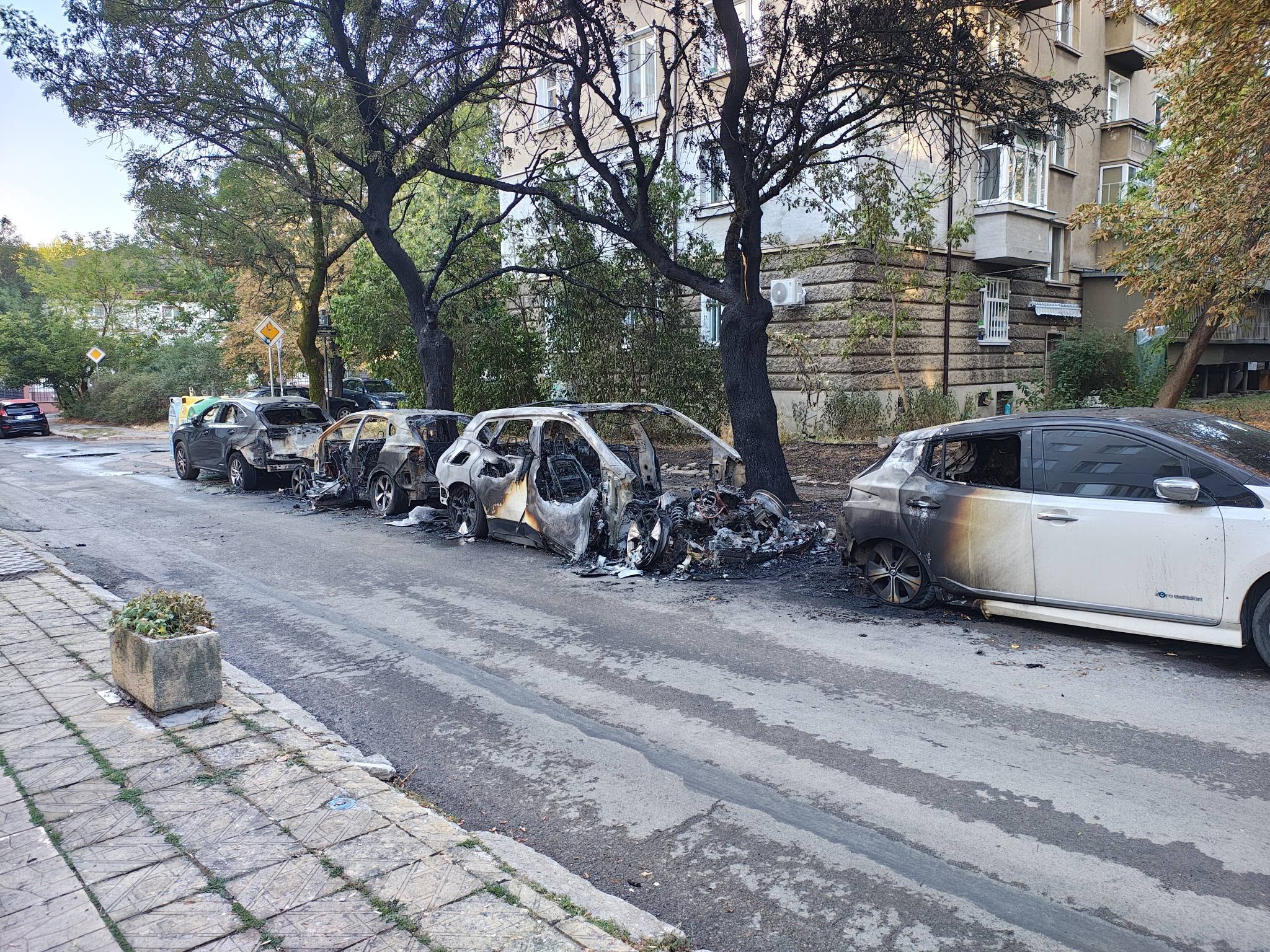 Над десет автомобила изгоряха при два палежа в София