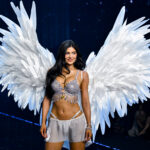 Кайли Дженър носи сутиен за 50 млн. долара при дебюта си за Victoria's Secret