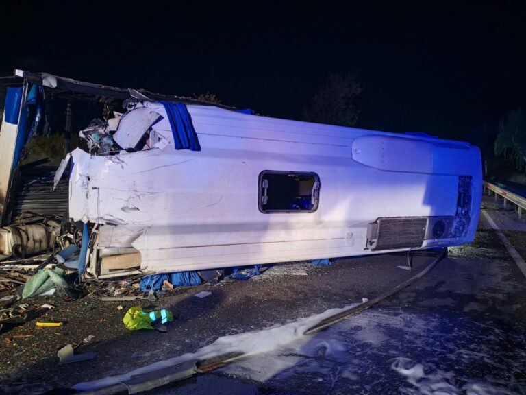 Двама души загинаха при сблъсък между автобус и камион край Пазарджик