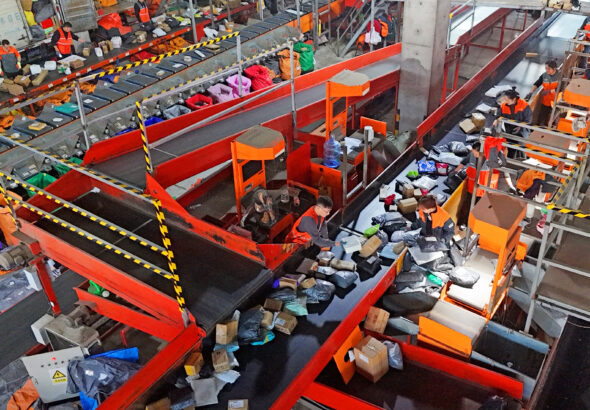 Новата такса от 2 евро за пратки от AliExpress и Temu влиза в сила от 1 ноември. Какво трябва да знаем?