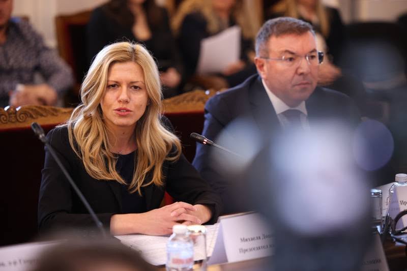 ГЕРБ събира подписи за отстраняването на Михаела Доцова като председател на НС