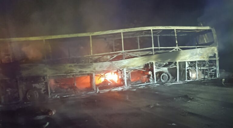 Автобус с 38 пътници се запали след катастрофа с два камиона на пътя Русе – София