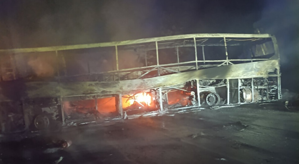 Автобус с 38 пътници се запали след катастрофа с два камиона на пътя Русе – София