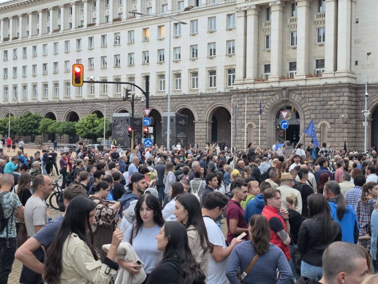 Хиляди скандираха "оставка" срещу Румен Радев в София