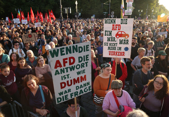 Хиляди германци простестират срещу AfD, която настъпва към още две провинции