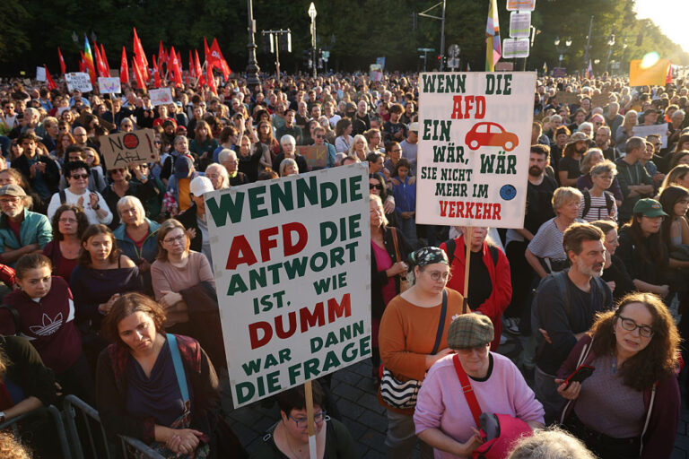 Хиляди германци простестират срещу AfD, която настъпва към още две провинции