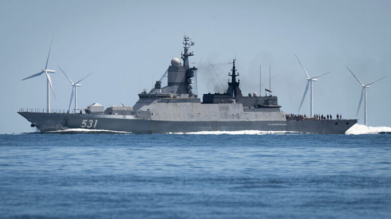 Кораб от "сенчестия флот"  на Русия предизвика огромен разлив на петрол