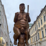 Статуя на голия Тръмп беше изложена в Европарламента
