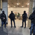 Разкриха фабрика за фалшиви цигари с 12 тона тютюн, спални и фитнес в Карнобат