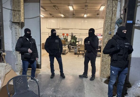 Разкриха фабрика за фалшиви цигари с 12 тона тютюн, спални и фитнес в Карнобат