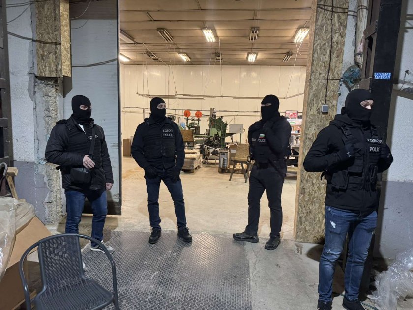 Разкриха фабрика за фалшиви цигари с 12 тона тютюн, спални и фитнес в Карнобат