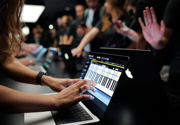 Apple направи това, което Стив Джобс наричаше „ужасно“ – MacBook вече има тъчскрийн
