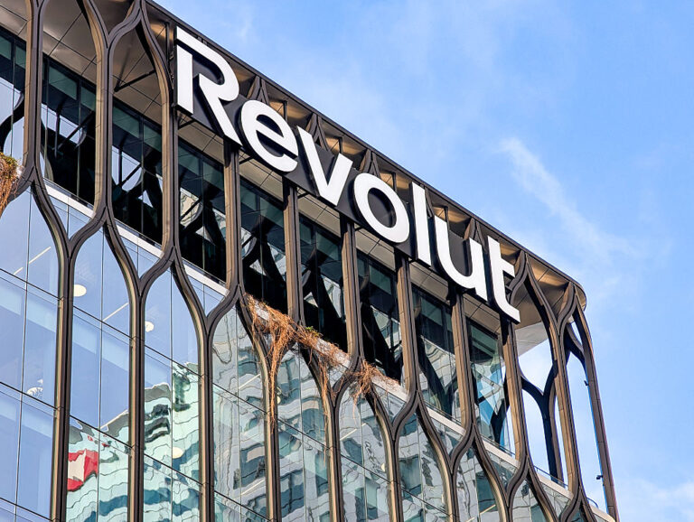 Revolut изпрати на измамници чувствителни данни за свои клиенти