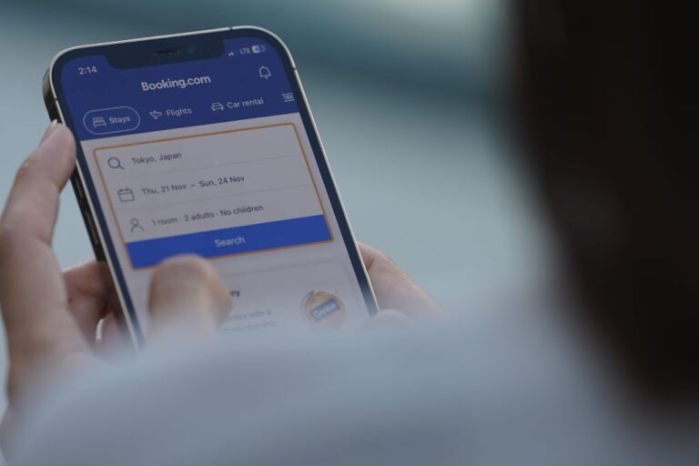 ЕК разследва Booking заради фалшиви обяви и измами с резервации