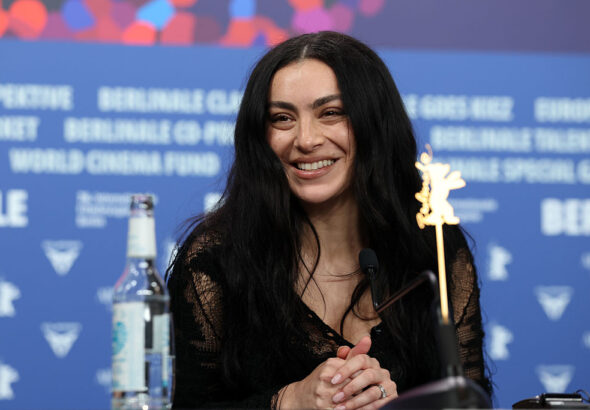 Charli XCX ще участва в новия филм на Скорсезе заедно с Леонардо ди Каприо и Дженифър Лорънс