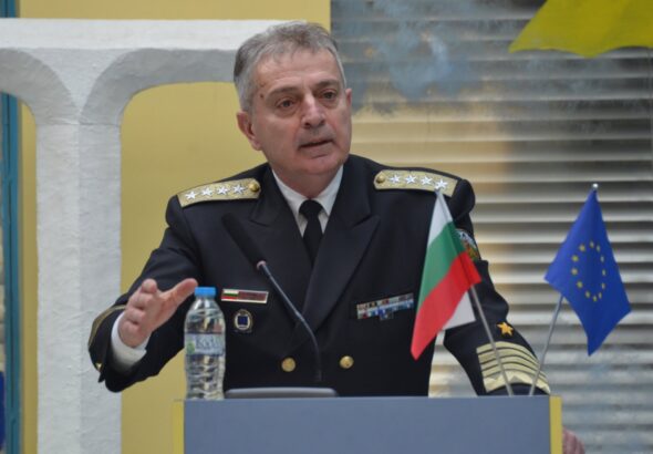 Началникът на отбраната Емил Ефтимов напуска военна служба