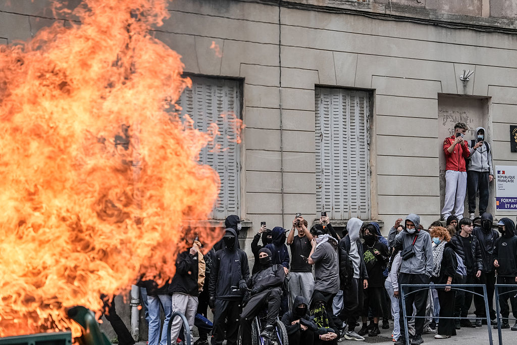 След 10 дни ученически протести френското правителство обеща още учители