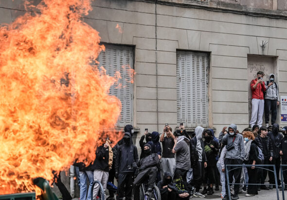 15-годишно момче загуби ръката си по време на протестите във Франция